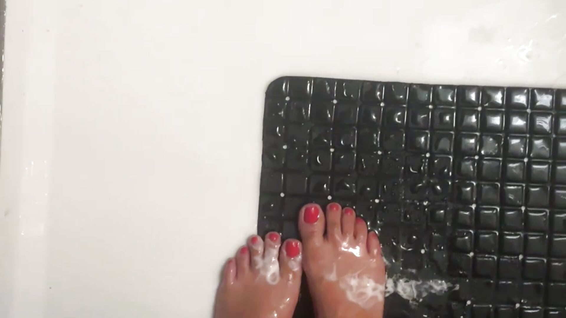 Feet under the shower 💦