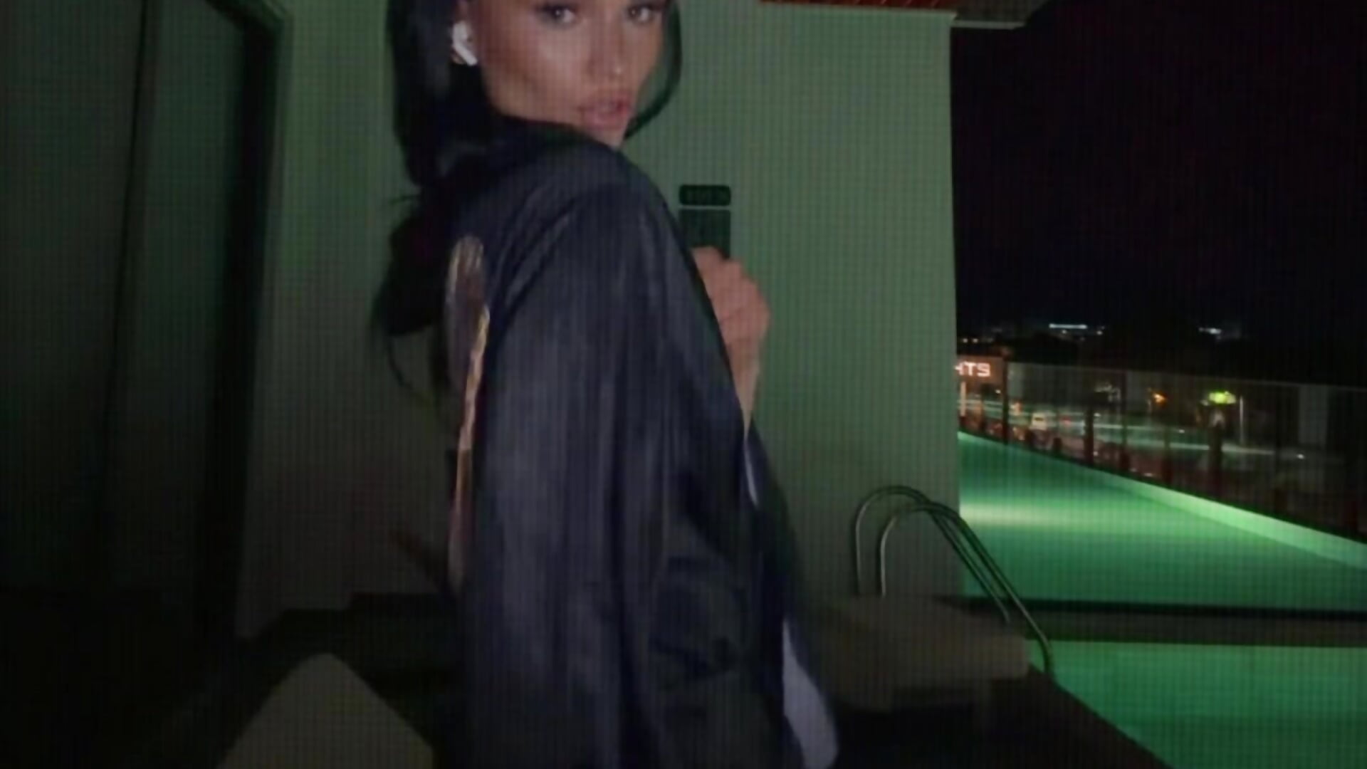 spread one's wings 🦋 - video by CandyWonkaa cam model