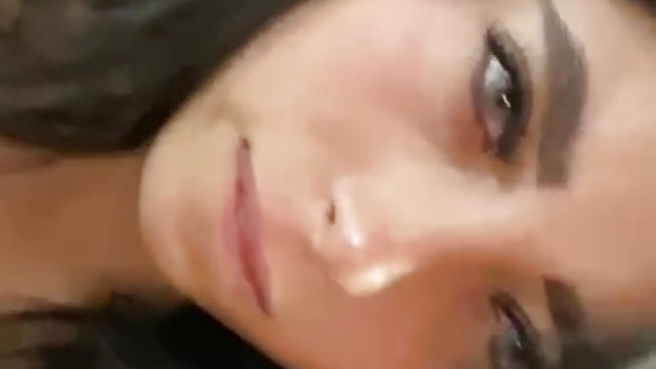 Anya ojitos claros – video modela na kameri BbyAnyaa