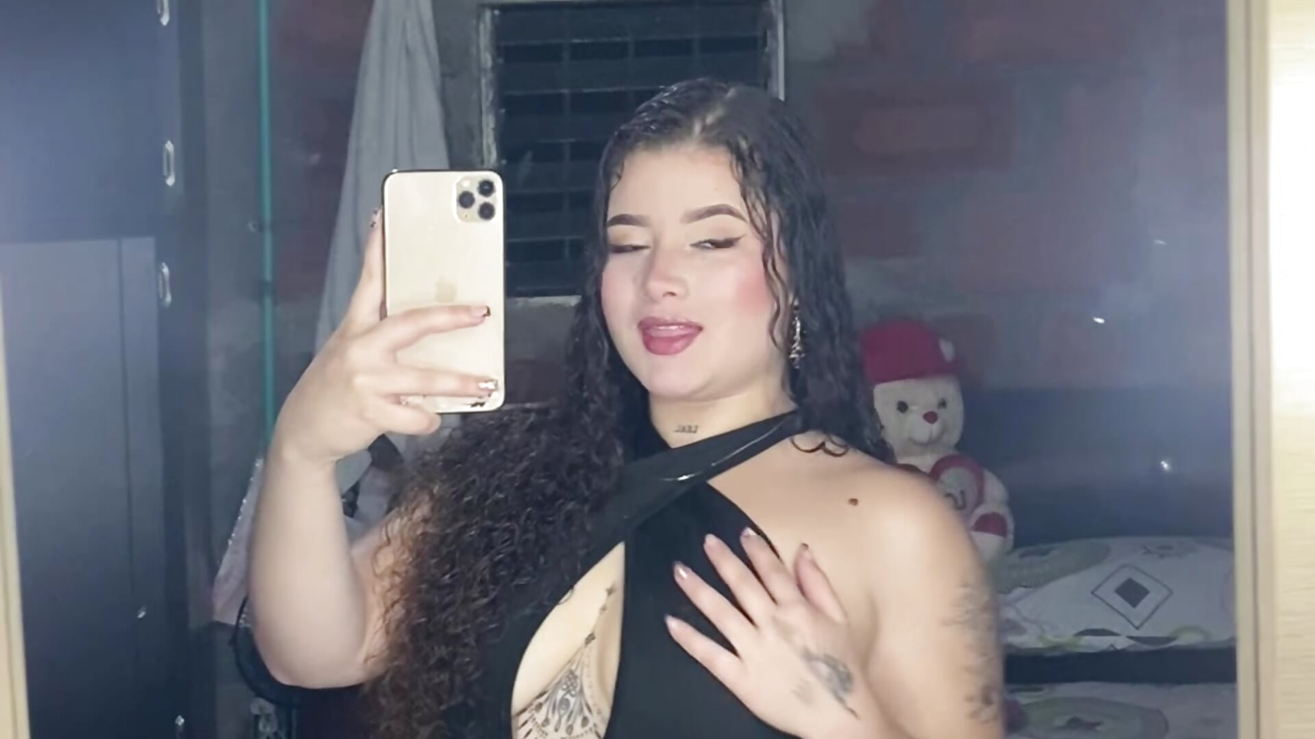 Freshly bathed and ready to go out in transmission🥰, I'll wait for you here🤤 - video by valissecurll
