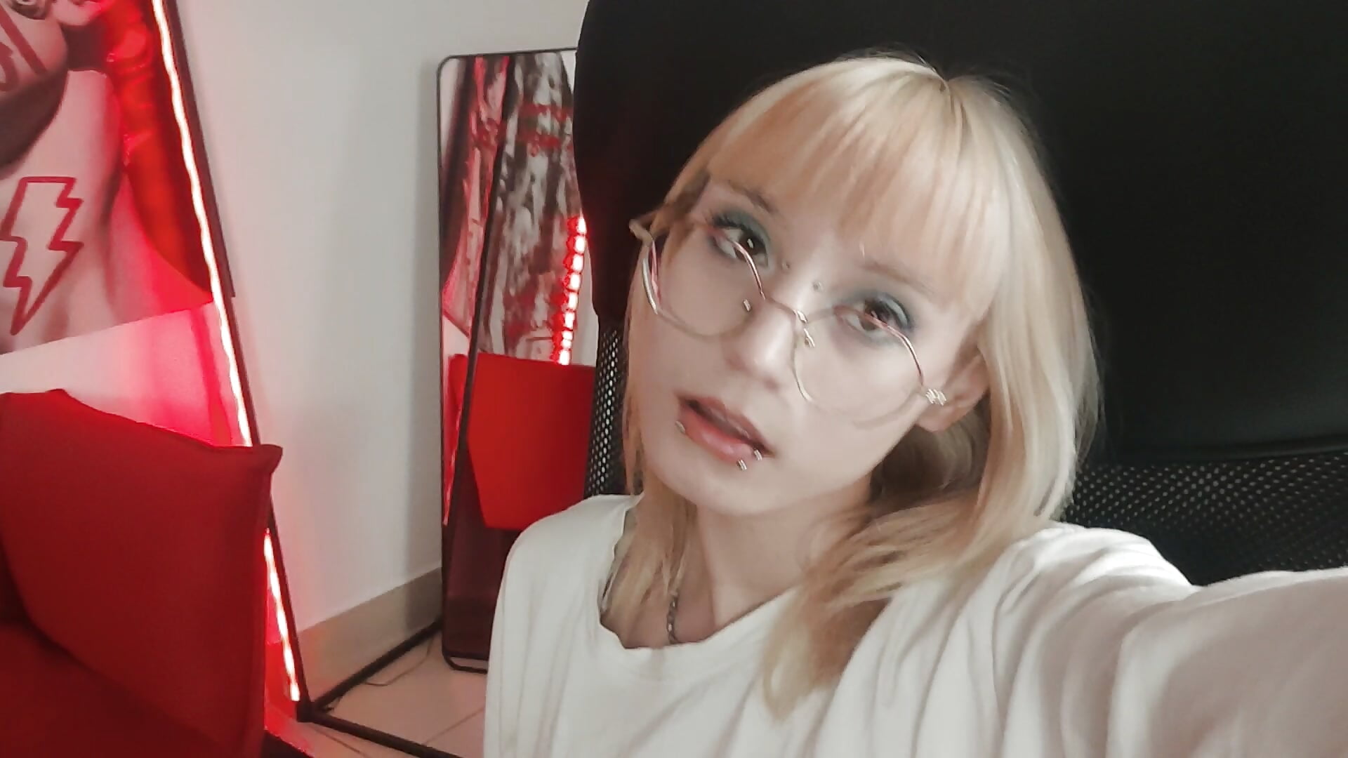 my piercing - video by ReminaMeow cam model