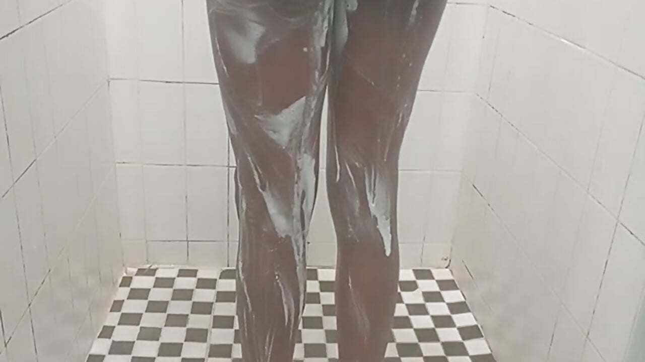 Bathing 🧼 while showing my long clean Dick 😋 - video di lifeboy79 modella di cam