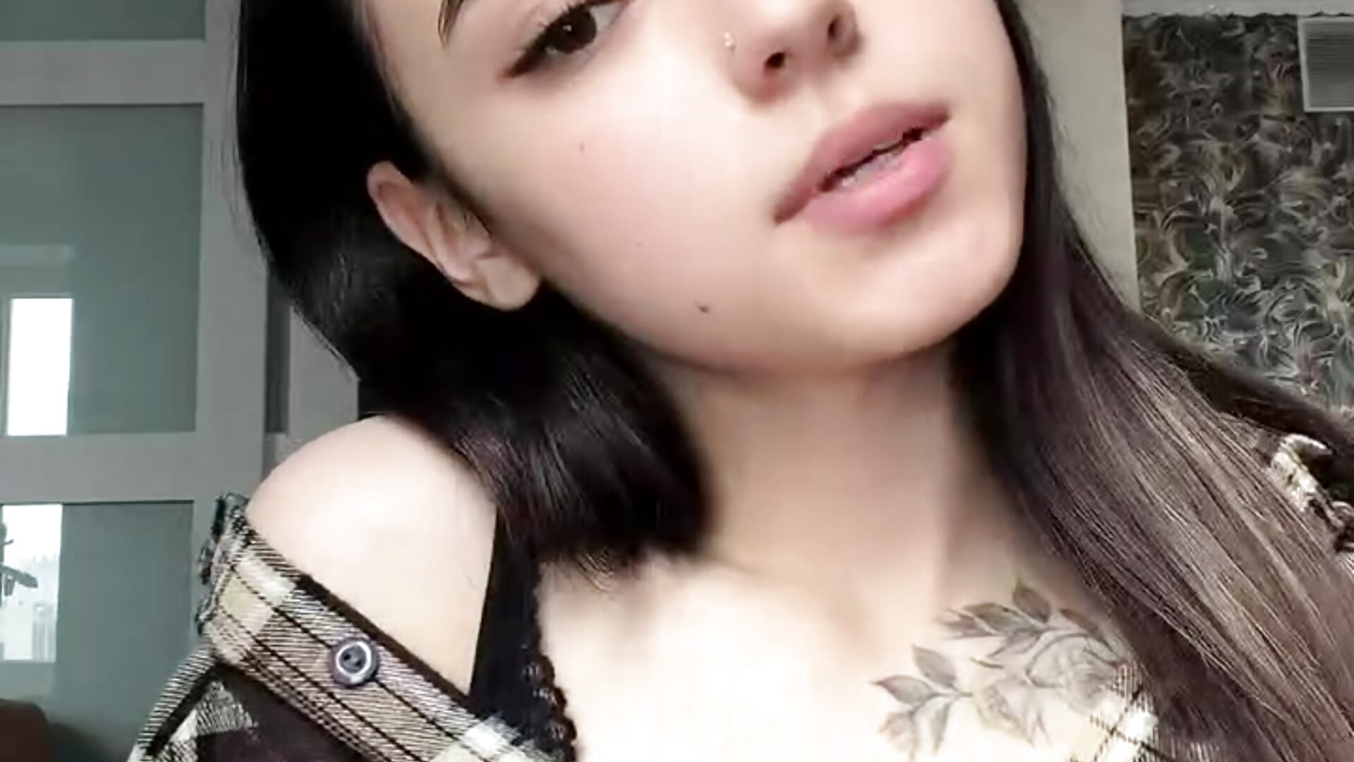 beautifully - video by QueenieMerow cam model