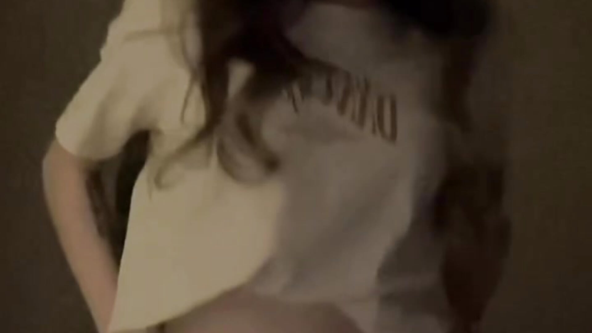 Lipsing - video by QueenieMerow cam model