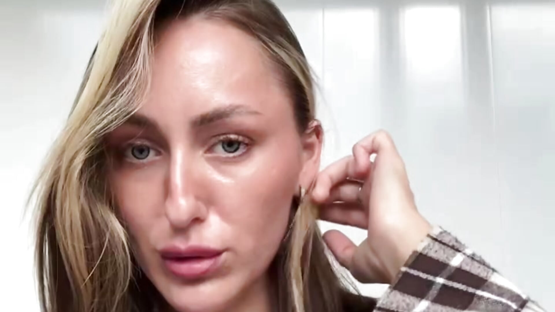 My beautiful hair <3 - video by LuciaJess cam model