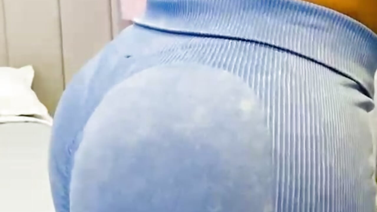Sexy squats with my big butt #gym #sexy — filmik LiaaVoss, modela(-lki) na kamerkach
