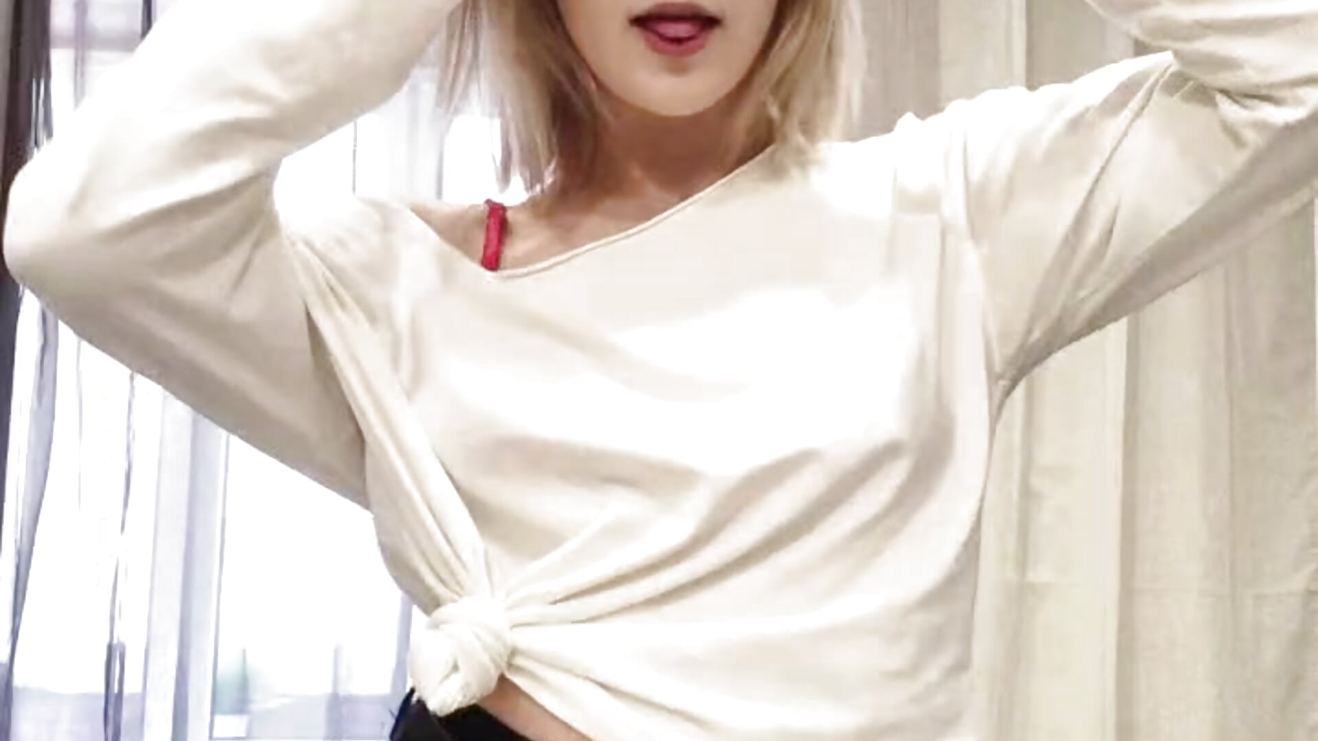 flexing in a cute fit 💜－カメラキャストのElsyGvenの動画