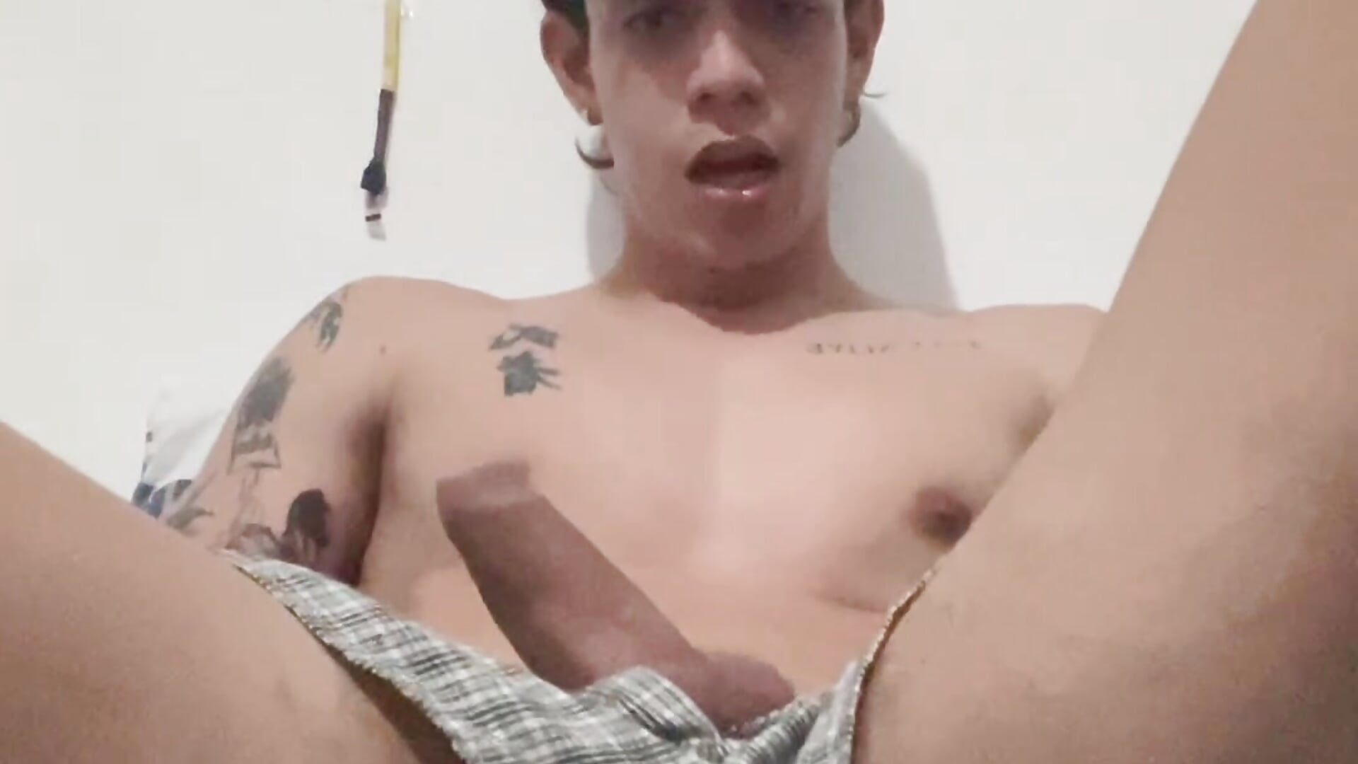 They left me alone at home and I masturbate really well until I cum 🍆💦 - video av valdren_vylord cam-modell