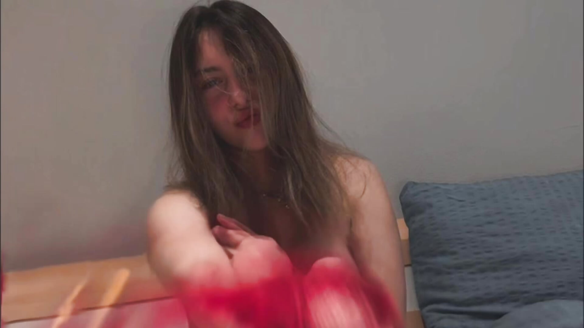 Can you catch my red panties with your teeth?😏 - clip cu Mia_goddess_ model videochat