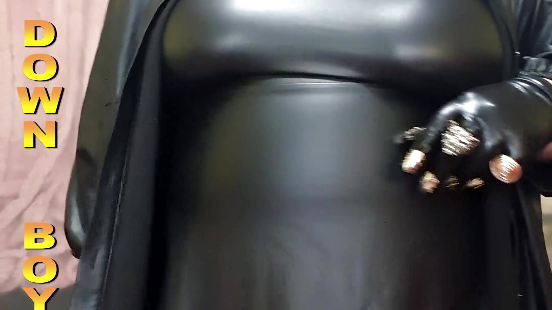 GET DOWN, BOY - video di KaryQueen modella di cam