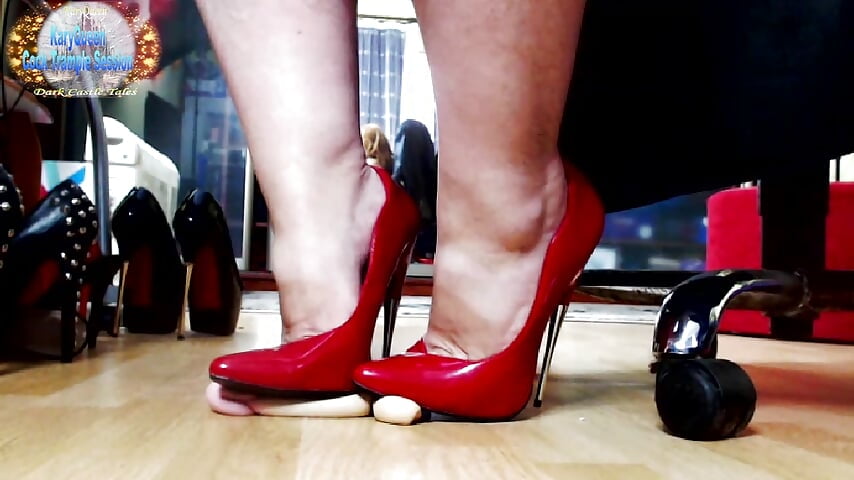 Kary Queen Cock Trample Session - video di KaryQueen modella di cam