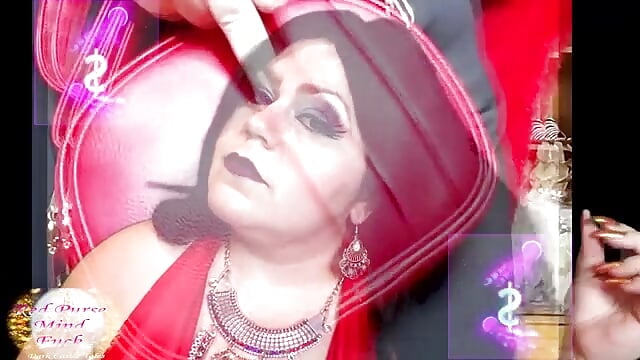 Red purse Mind fuck - video di KaryQueen modella di cam