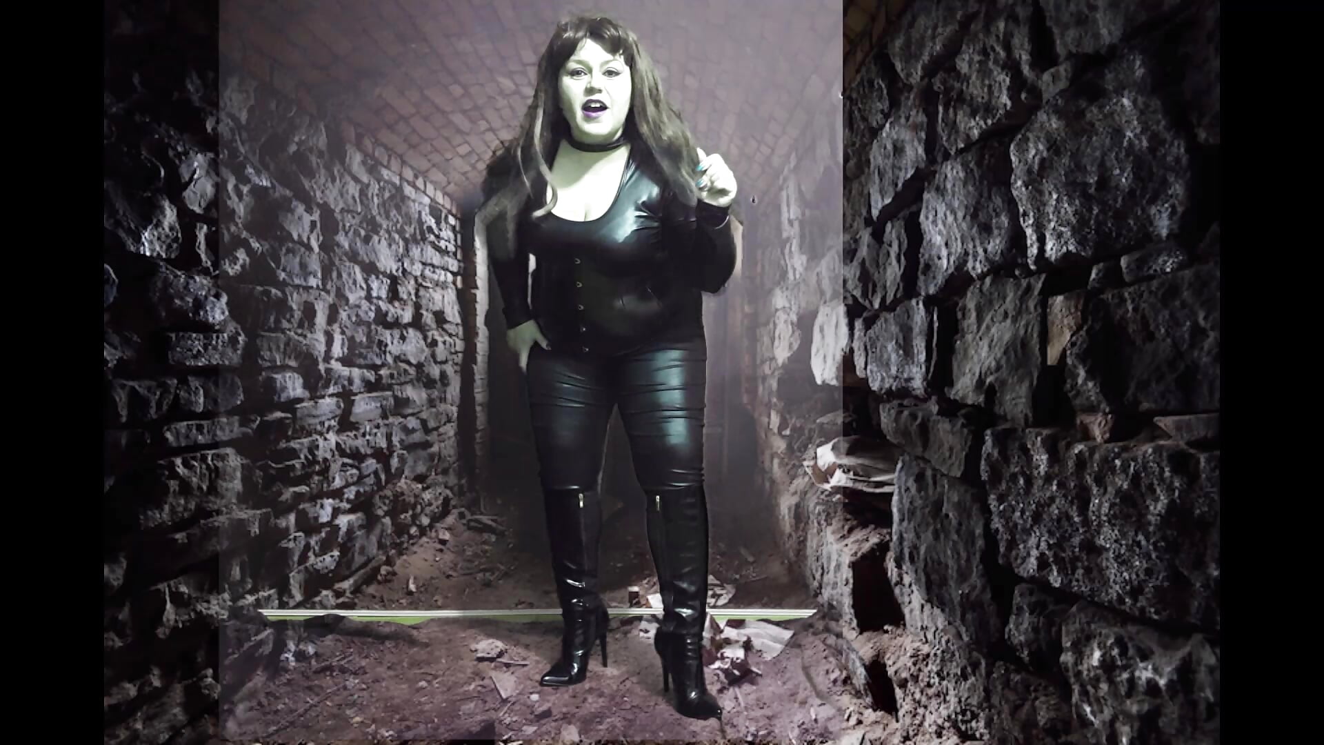 Boot Slave 2 Part 2 - video di KaryQueen modella di cam