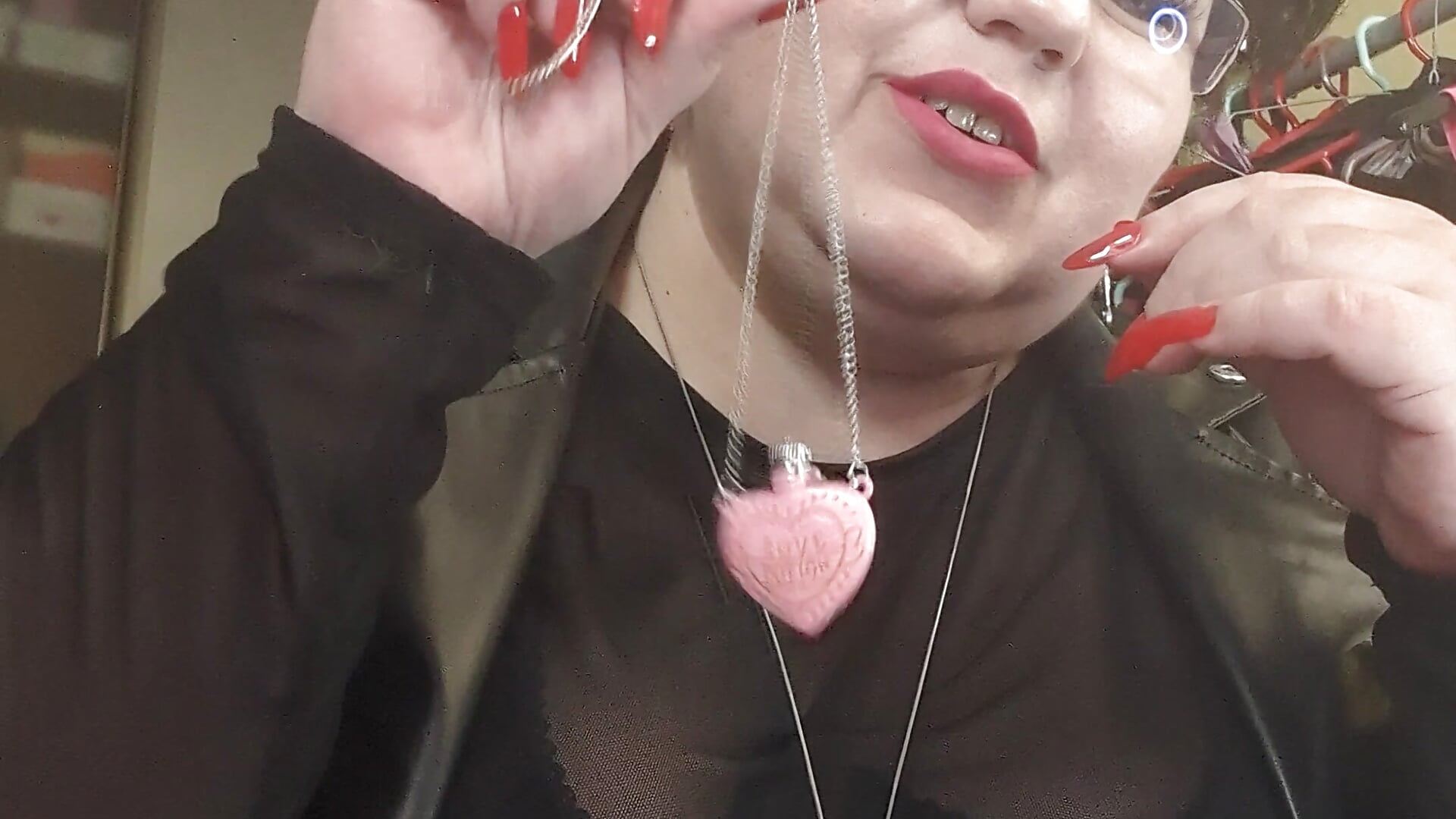 Kink Talk - Pendants - video di KaryQueen modella di cam