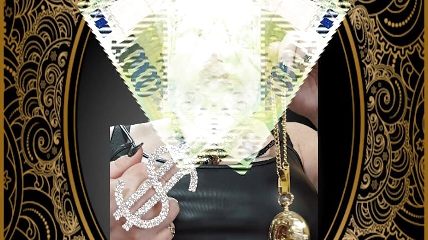 money shower - video di KaryQueen modella di cam