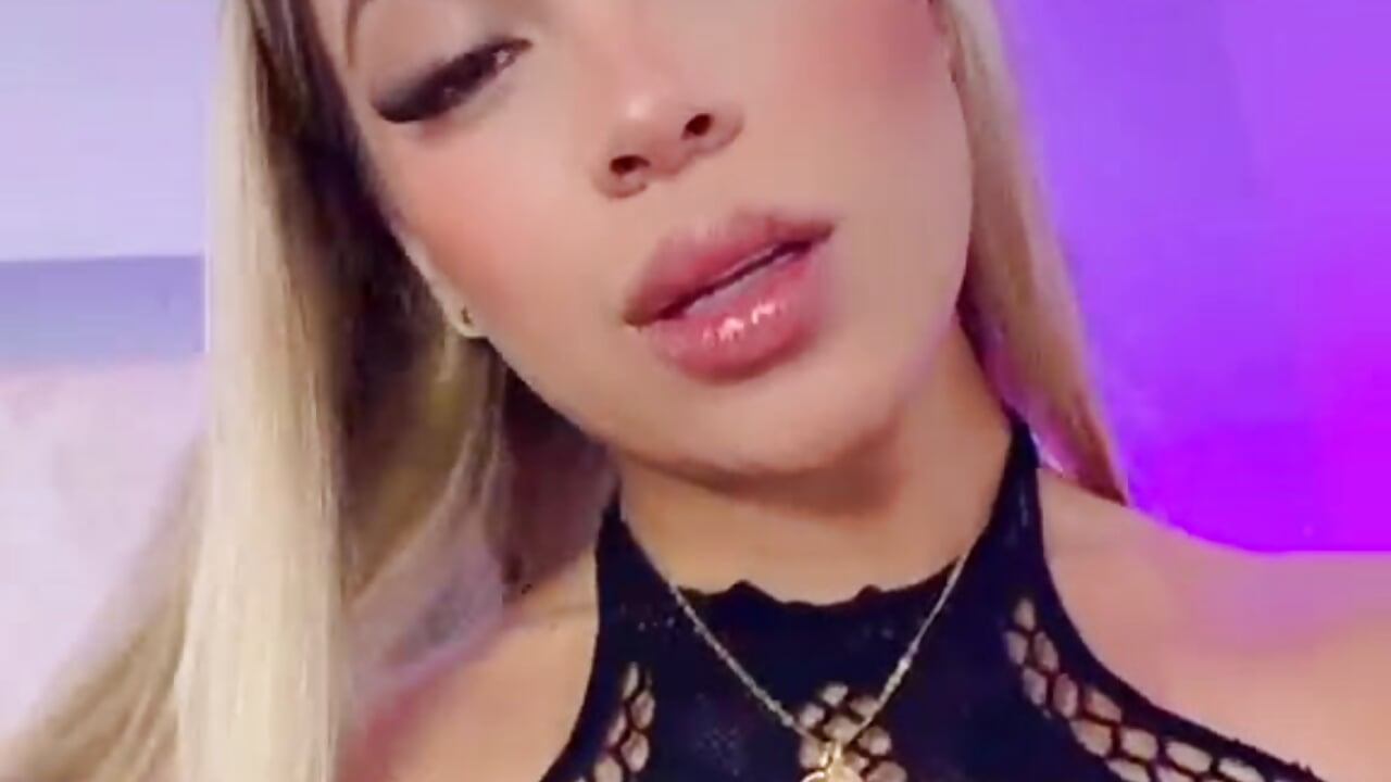 The perfect dose to make you lose control 🖤 - video by EmmilyElleen cam model