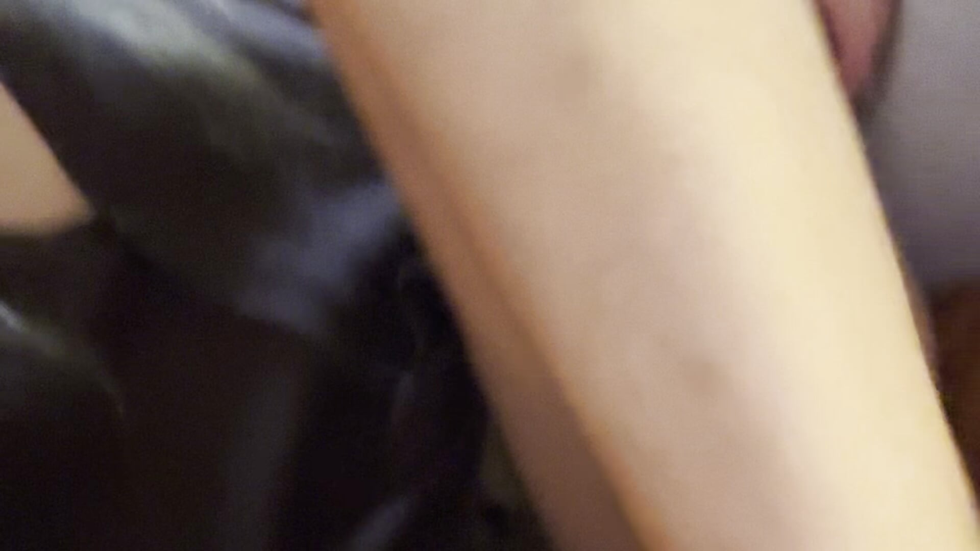 silly girl shows off tattoos with some difficulty - video av monaroeee cam-modell