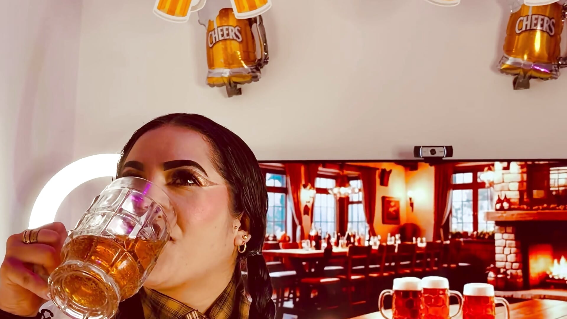 OKTOBERFEST 🍻🍑 – video modela na kameri Roxylicious__