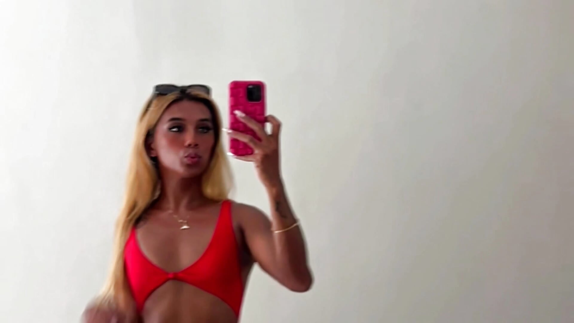 Mirror girl – video od webkamerové modelky Islamorena143