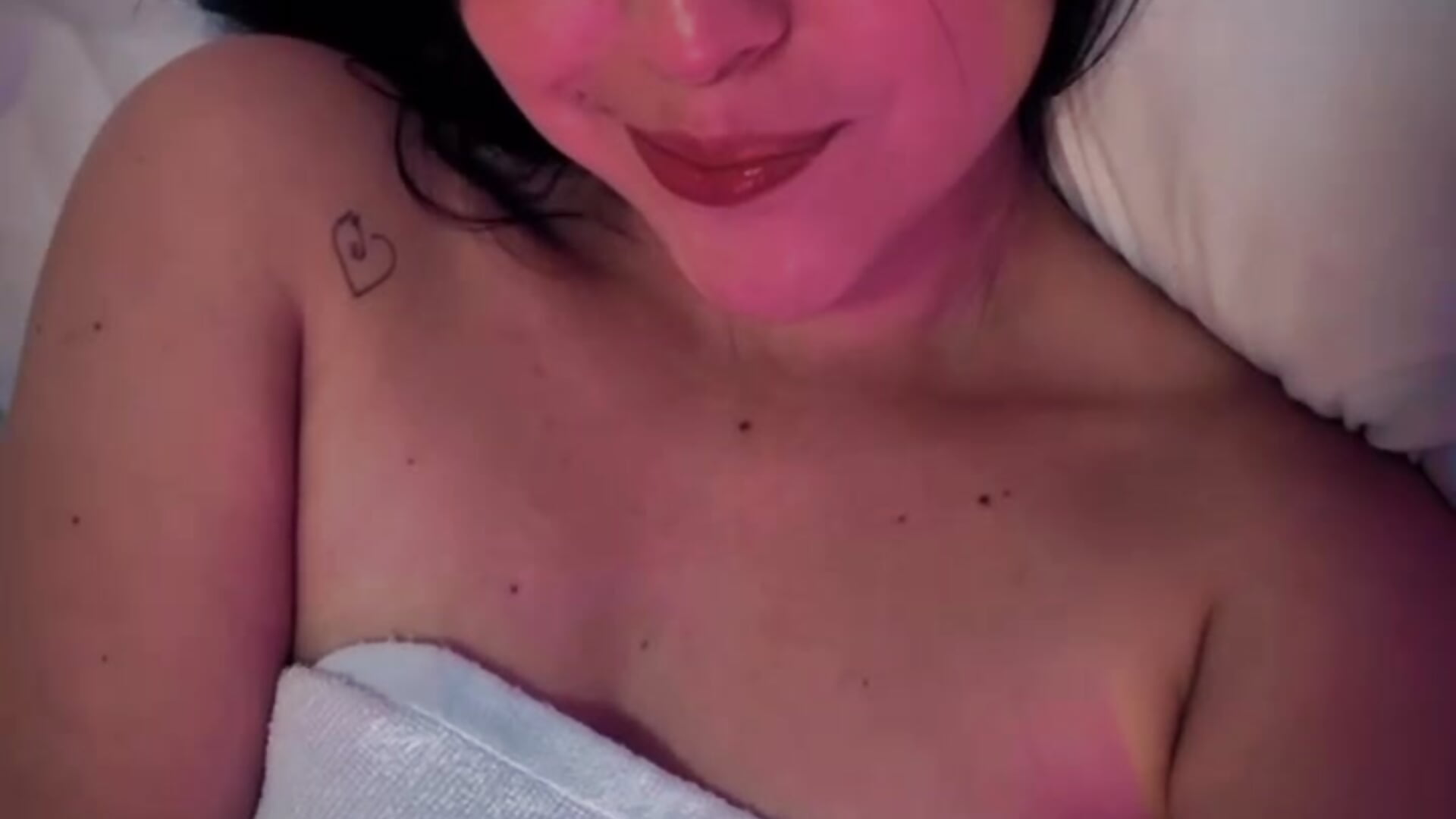 Nos duchamos juntos? 😈😋 - video oleh AuraVelvet_ kamera model