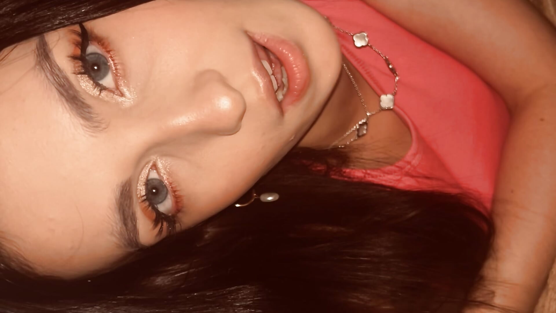 Mistery girl – video af Mollybae4 cam-model
