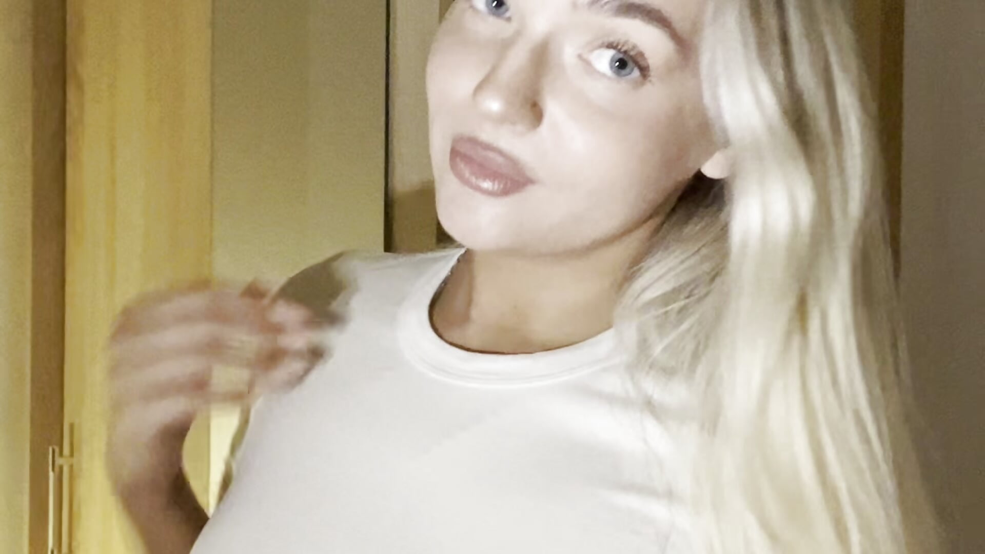 Look into my eyes! - video di pearlbloom modella di cam