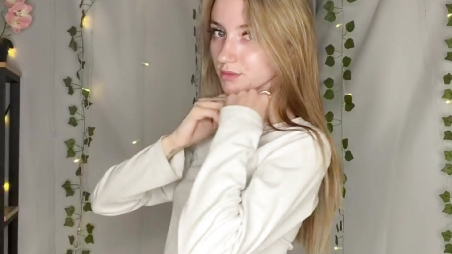Secret Garden - clip cu NellieEinspahr model videochat