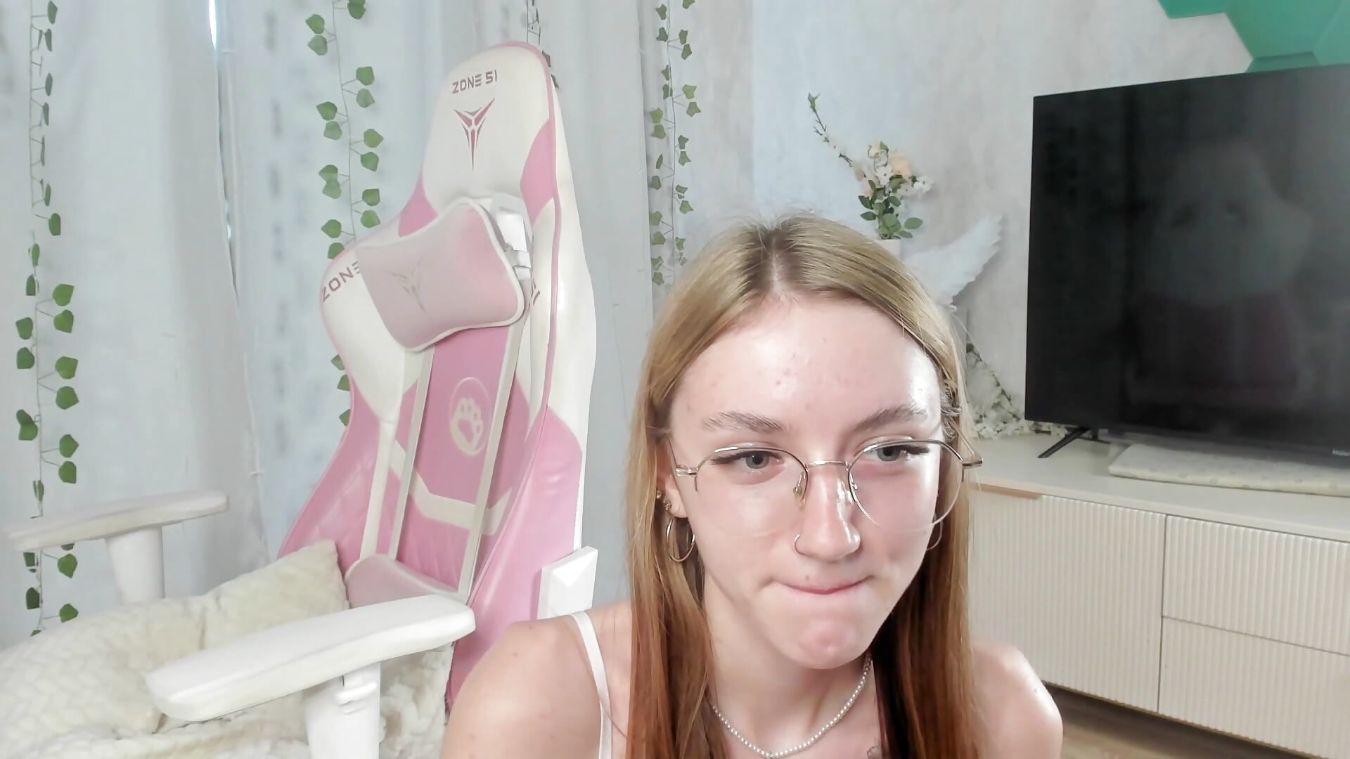 Ice lips - clip cu NellieEinspahr model videochat