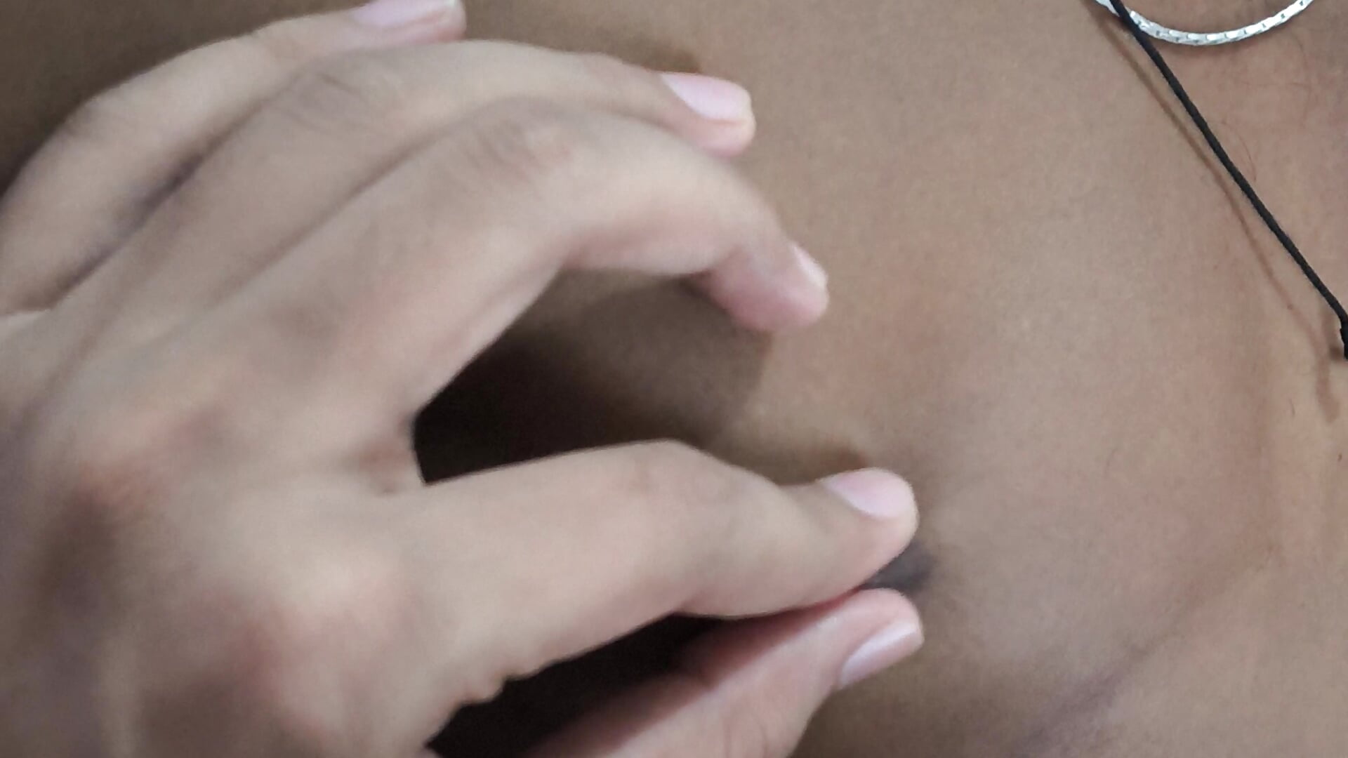 Playing with my straight friend nipple 🤤 - nikibabu7 adlı kamera modelinin videosu