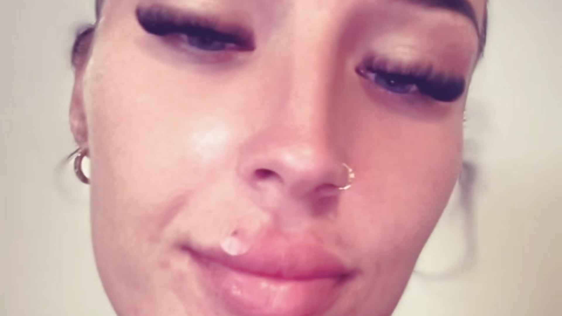 Being Me - video di NellHughesUkx modella di cam