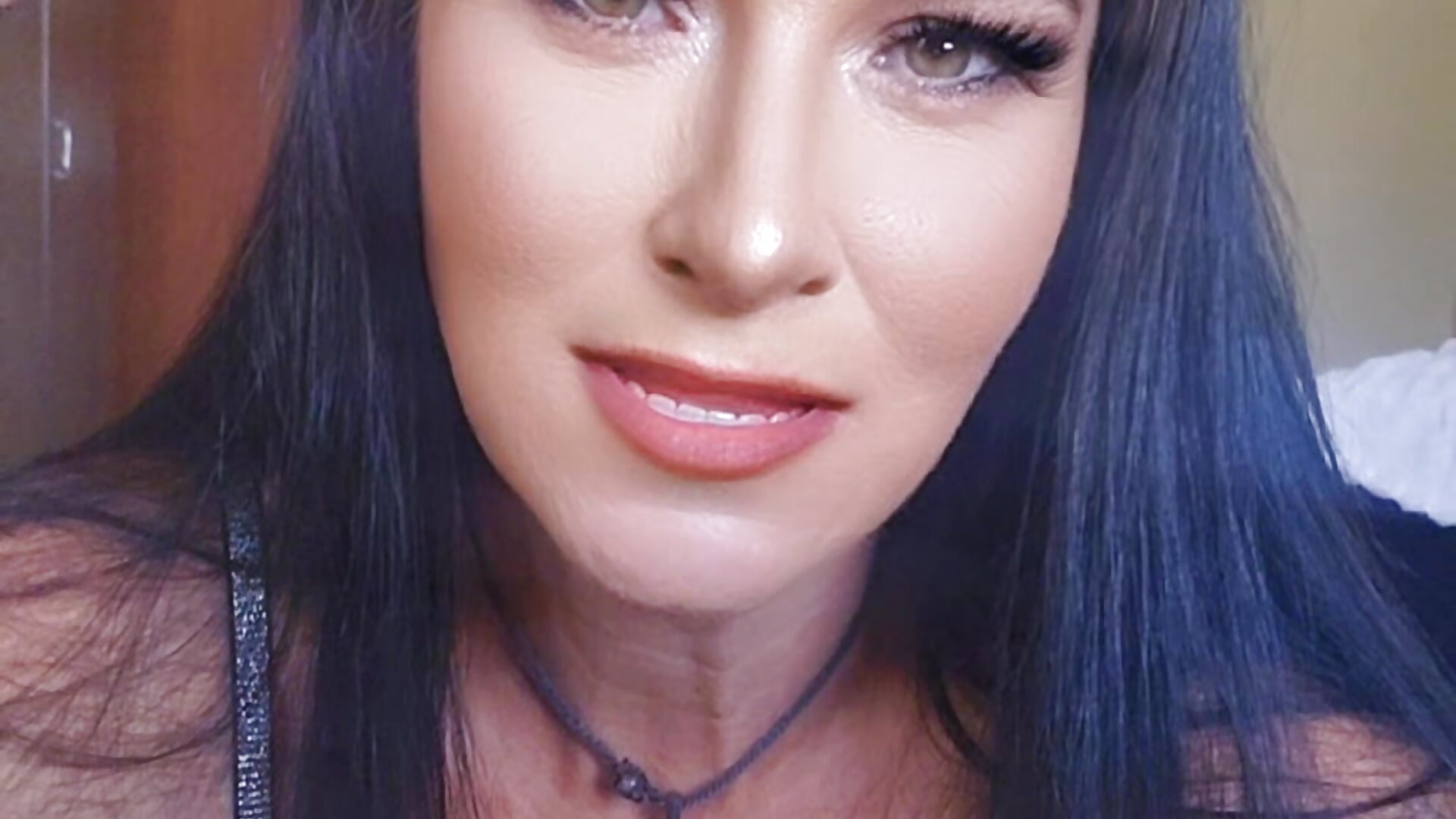 Smoking fetish Goddess TiaMat has got you – video modela na kameri GODDESSTIAMAT