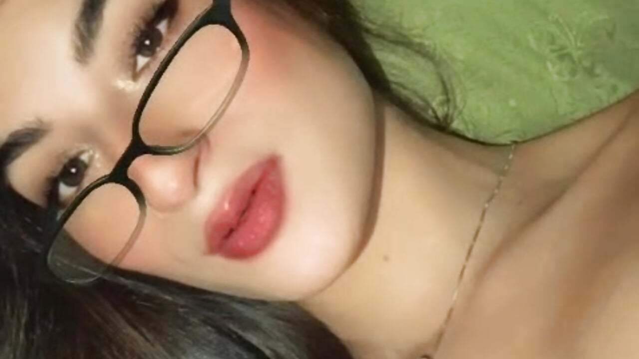 Do you like how I see with glasses? – видео вебкам-модели KaillyStone