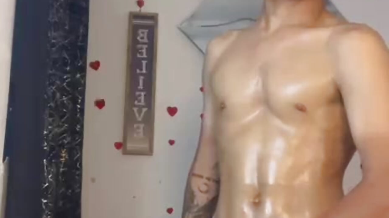 OIL IN SEXY BODY + DICK OPEN - clip cu king_mathew model videochat