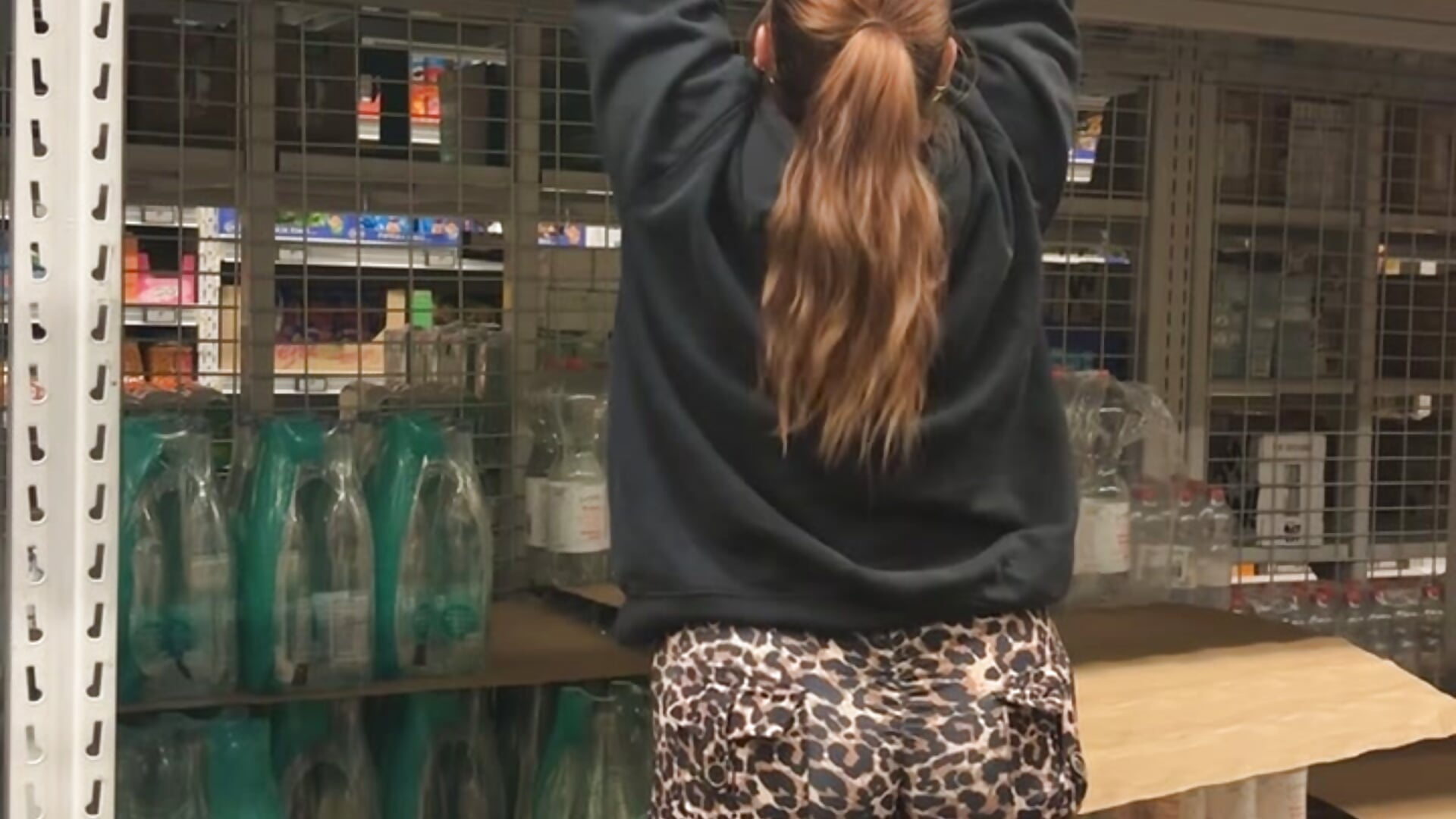 Fine view in the grocery store 😏－カメラキャストのItsLittleLolaの動画