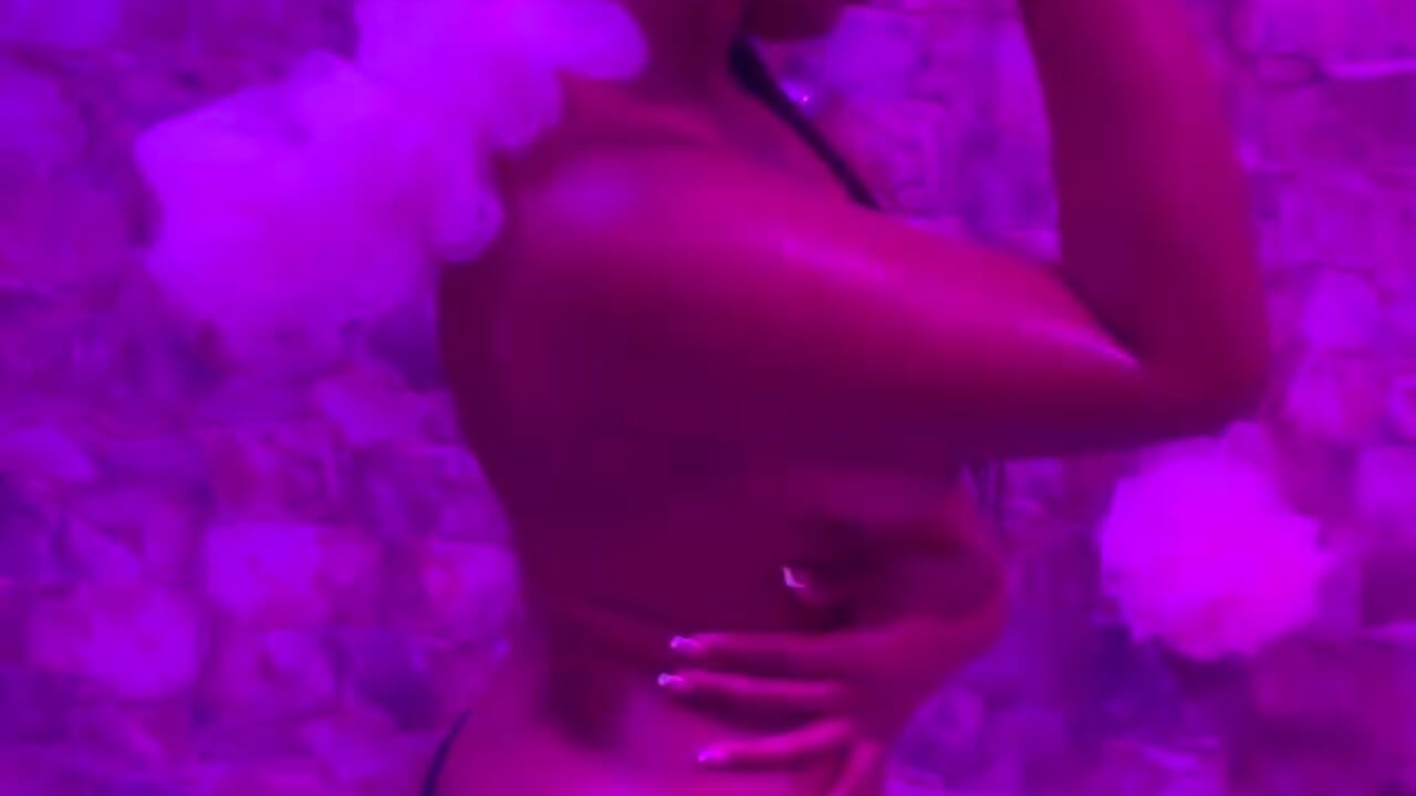 warming up the shower – video modela na kameri AbbyCollinss_