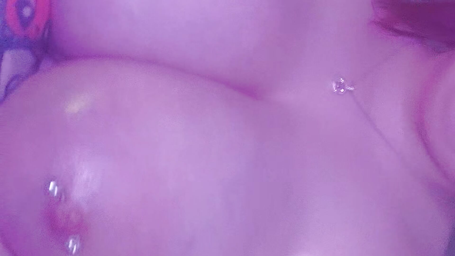 Oil show 😋 - vídeo de la modelo de cam okayyyhoney