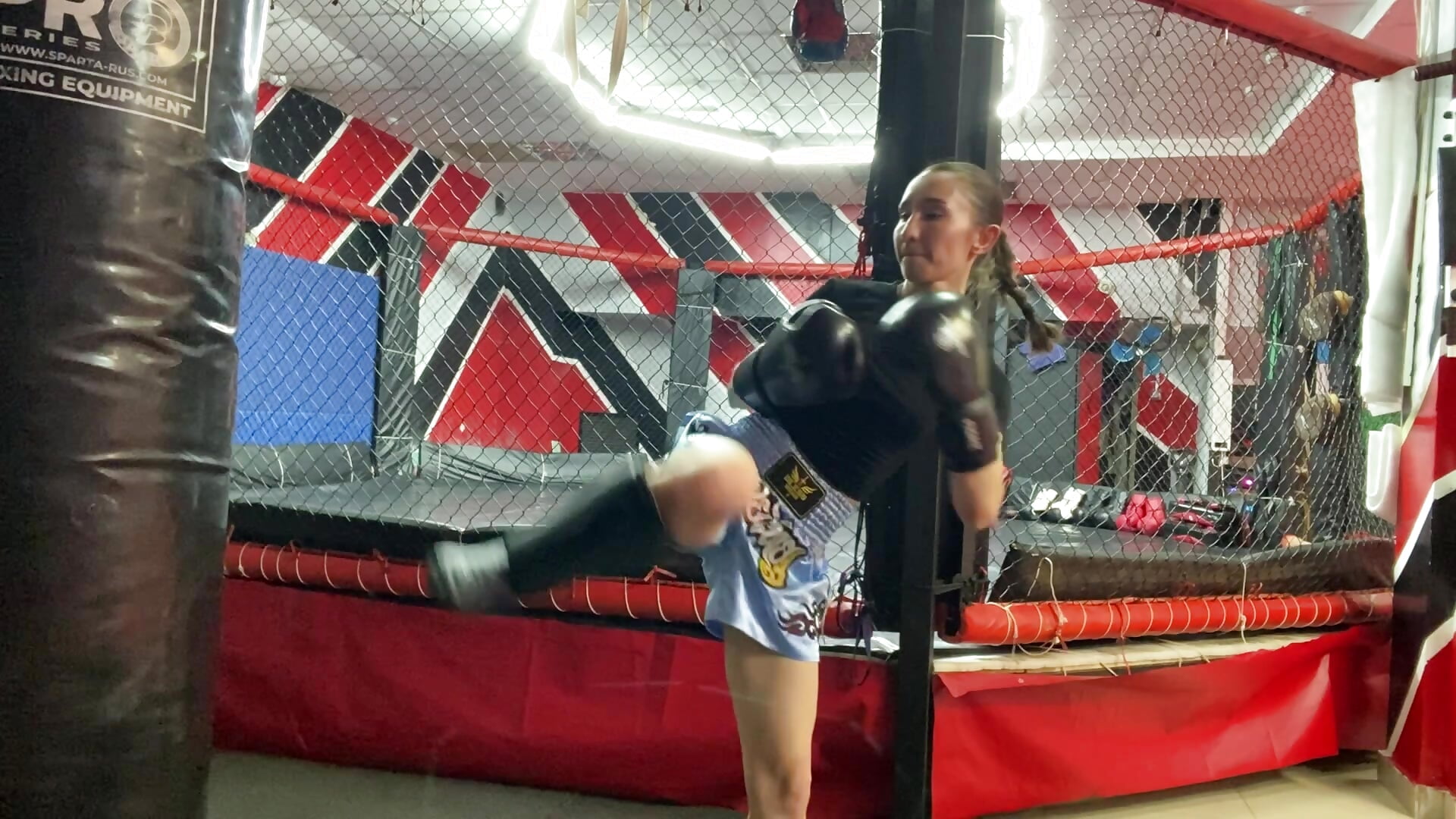 🦵PRACTICING KICKS / part 2🦵 - วิดีโอโดย LizaMoon__