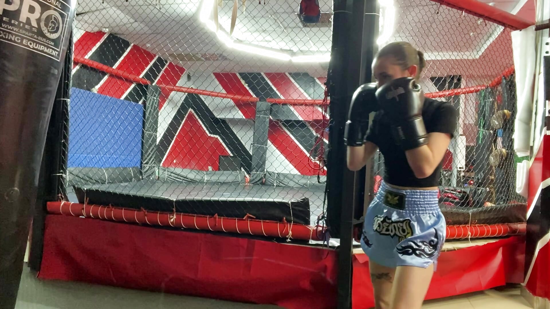 💥PRACTICING KICKS / part 1💥 - วิดีโอโดย LizaMoon__