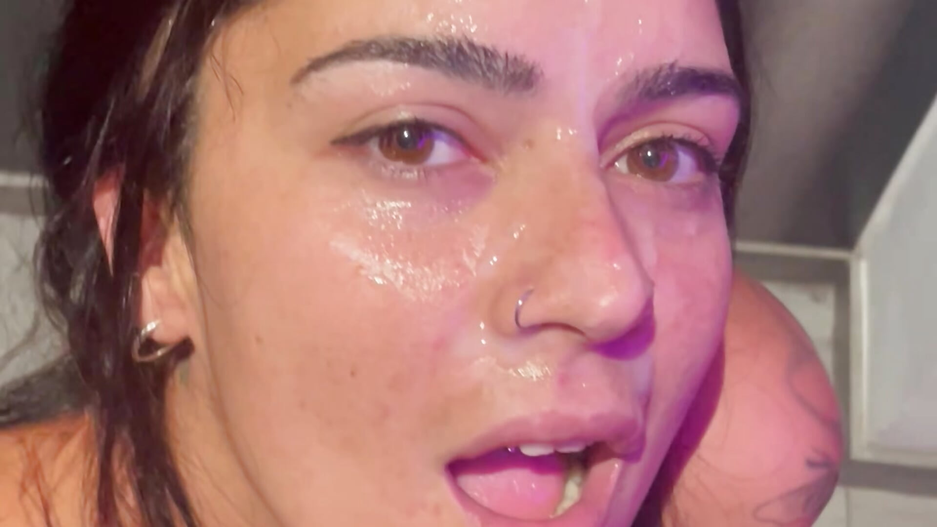 Toda la cara empapada de leche 🥛💦 - vidéo du modèle de showcams exoticnoah