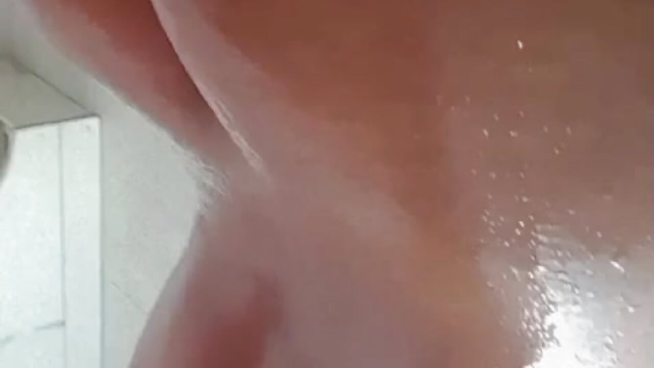 Mojadita en la ducha 🥵💦