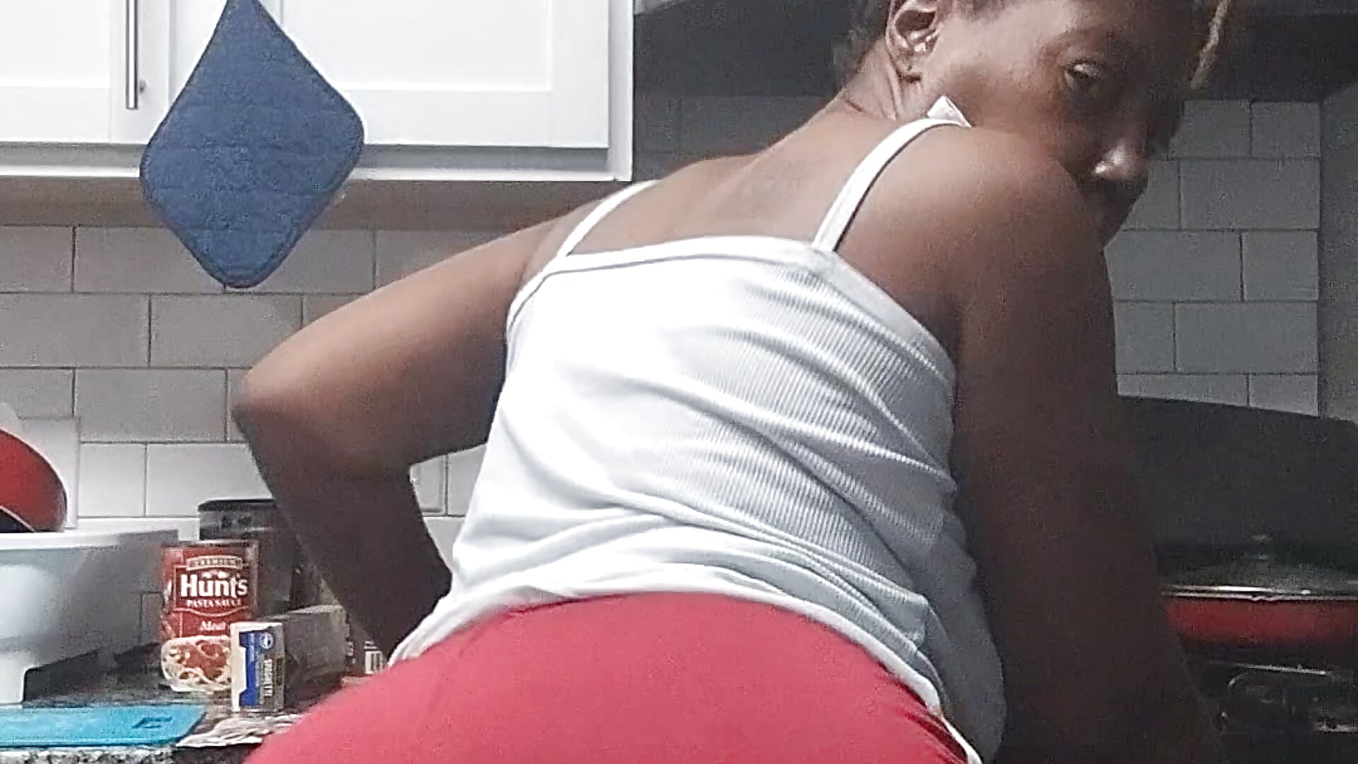 TWERKING IN THE KITCHEN RED SHORTS – video af GotCake cam-model