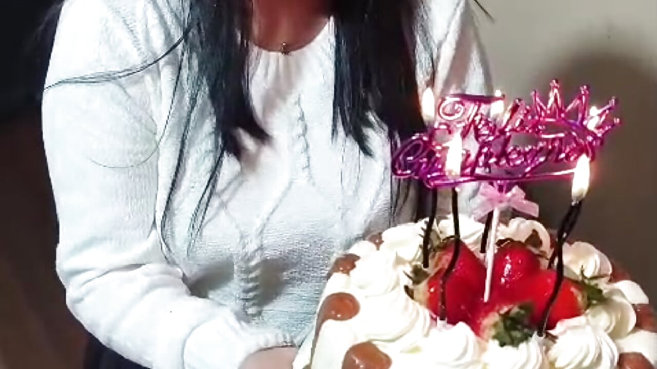 It's my birthday 🎂🎉I invite you to celebrate with me, may we have an unforgettable day!! - βίντεο μοντέλου Miia_Marin