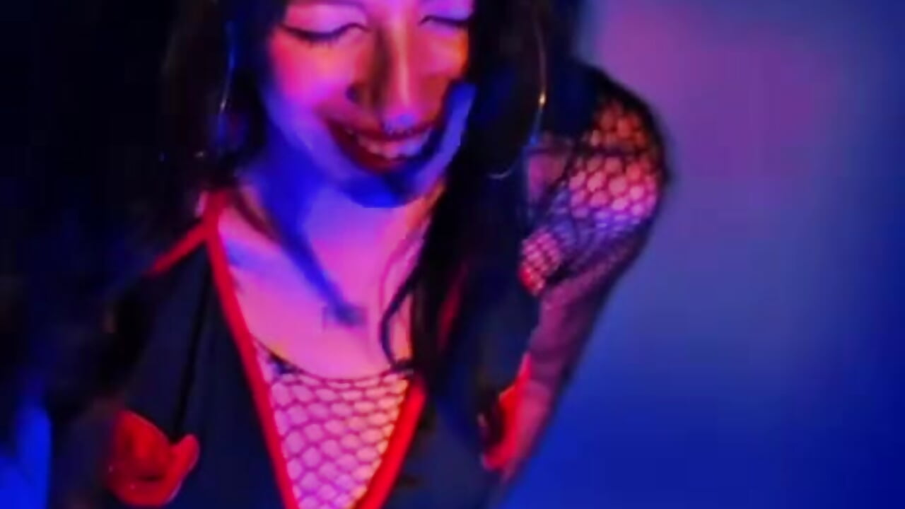 Playing before the show 🤫 - video by Noa_Fg cam model