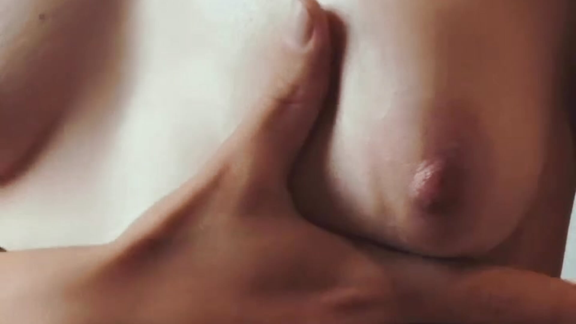 Je touche mes seins