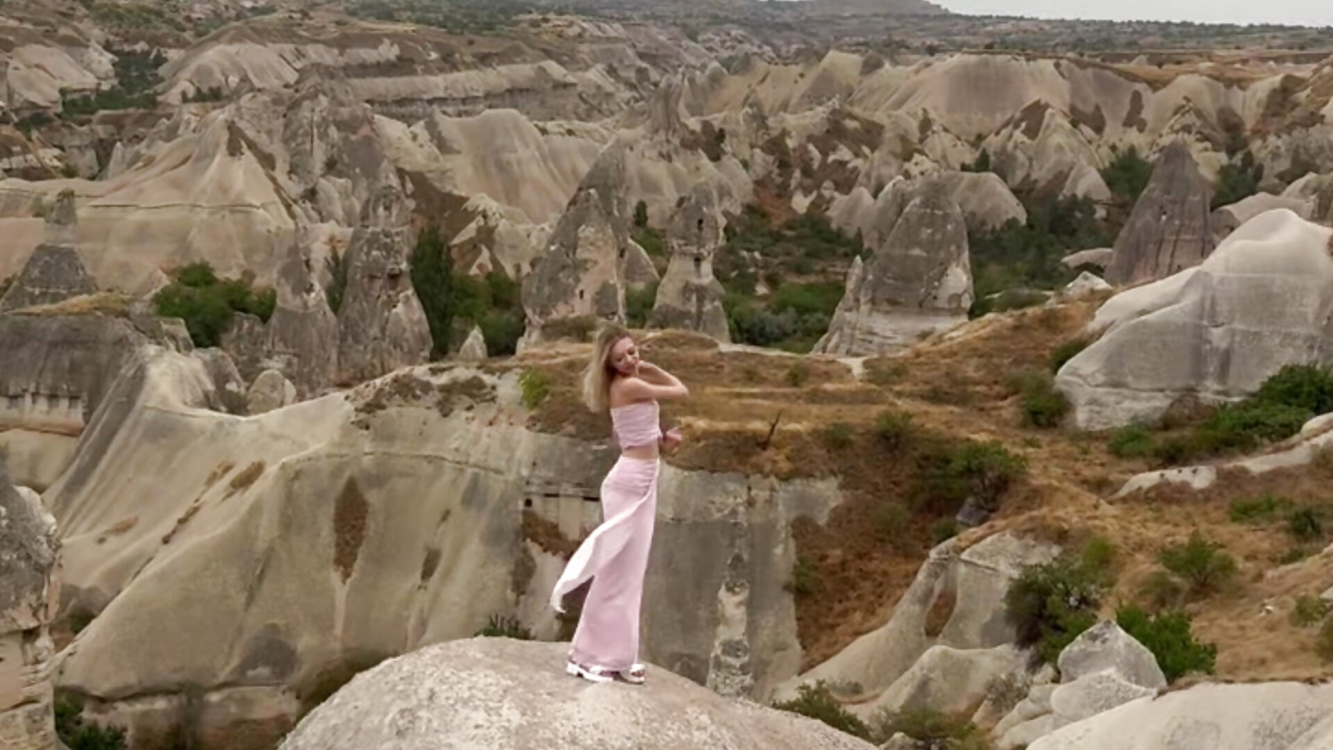 Wild & Free in the Valley 🌿 – video modela na kameri Foxy_Blondie