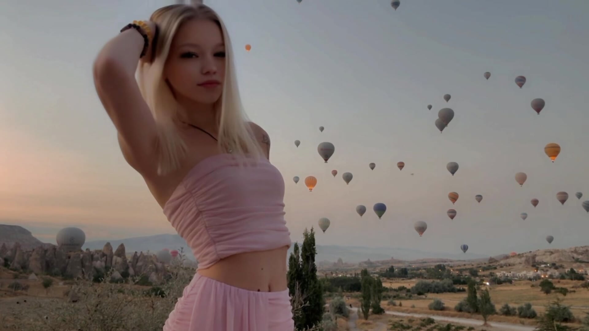 Waking Up with Hot Air Balloons 🌅 Part 2 – video modela na kameri Foxy_Blondie