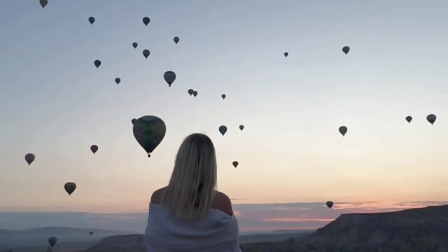 Waking Up with Hot Air Balloons 🌅 – video modela na kameri Foxy_Blondie