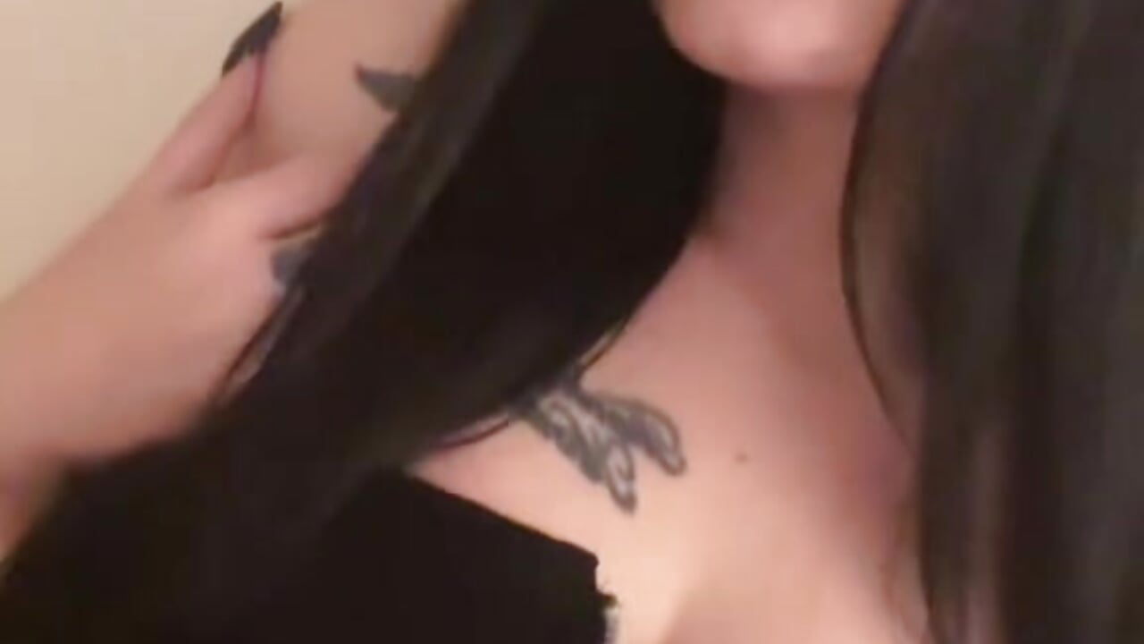 v24044gl0000ctq5ppnog65o99e3cp70 – video modela na kameri mellis001