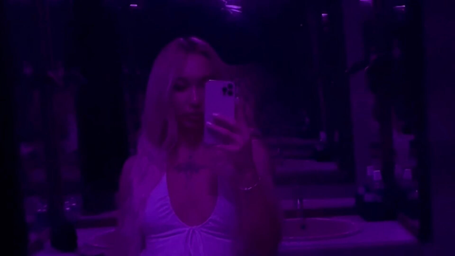Loving my reflection today💋 - video oleh Evariellee kamera model