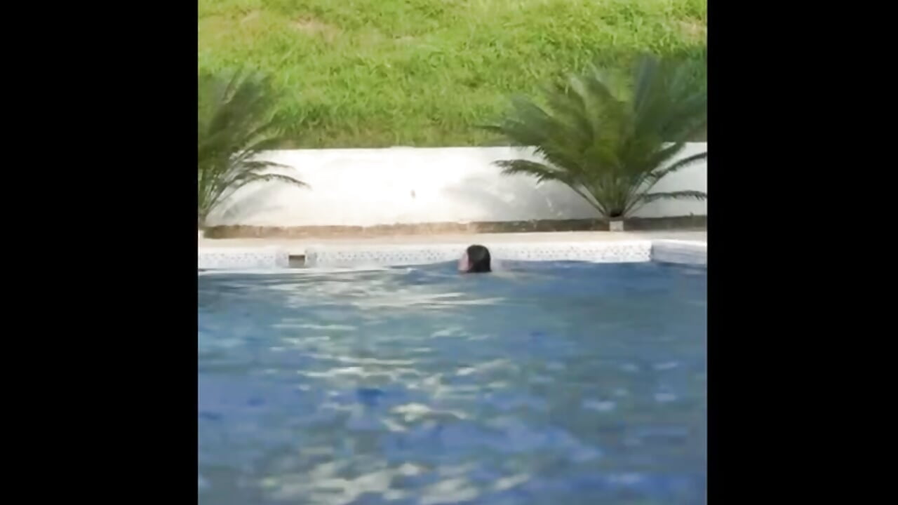 Flirting in the pool👙